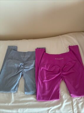 Alphalete Scrunch-Back Active Shorts - periwinkle & hot pink